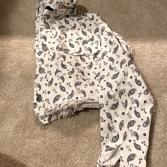 COPY - Kittenish cropped denim jacket - Picture 2 of 4